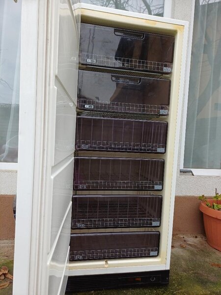 Spre vanzare congelator Alaska cu sase sertare